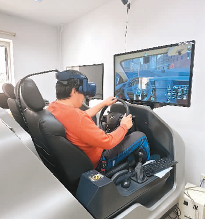 图为赵苍月正在测试VR模拟驾驶器。 本报记者 王晶玥摄