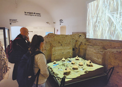 在羅馬斗獸場考古公園內，游客正通過多媒體展示了解古羅馬歷史。 本報記者 謝亞宏攝