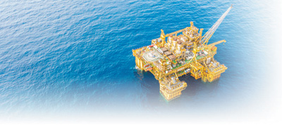 位於海南省陵水海域的世界首個具備遙控生產能力的超大型深水半潛式生產儲油平台“深海一號”。 本報記者 張武軍攝