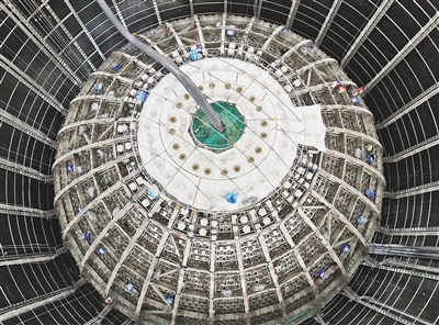 位於廣東省江門市的江門中微子實驗探測器呈現巨大的球形結構（無人機照片）。 新華社記者 鄧 華攝