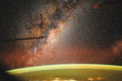 神舟十七號航天員唐勝杰在中國空間站拍攝的浩瀚宇宙。 新華社發