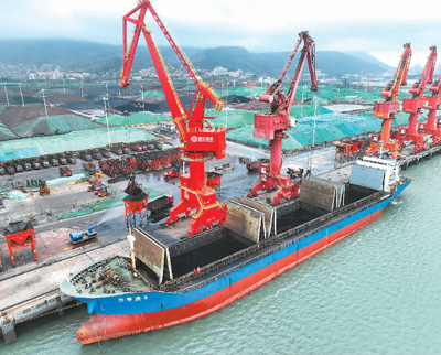 4月20日，在江蘇連雲港港煤炭碼頭，貨輪正在卸載電煤。 王 春攝（人民視覺）