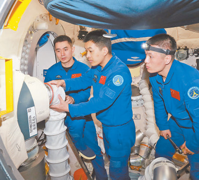 1月29日，神舟十八號航天員乘組在核心艙模擬器中訓練（資料圖片）。   徐 部攝