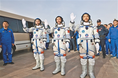 4月25日，航天員葉光富（左）、李聰（中）、李廣蘇在出征儀式上。   新華社記者 李 剛攝
