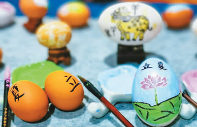 在江蘇省淮安市清江浦非遺工坊，人們通過畫蛋、斗蛋等體驗傳統民俗，迎接立夏到來。   王 昊攝（人民視覺）