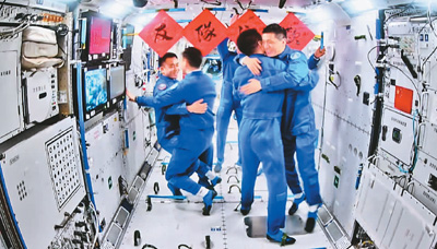 4月26日在軌執行任務的神舟十七號航天員乘組順利打開“家門”，歡迎遠道而來的神舟十八號航天員乘組入駐“天宮”。新華社記者 金良快攝