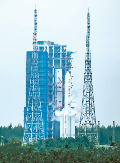 图为5月3日17时27分，嫦娥六号探测器由长征五号遥八运载火箭在中国文昌航天发射场发射。 刘国兴摄（人民视觉）