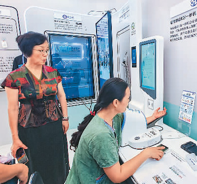   參觀者在上海外灘大會體驗智能健康E站一體機。王 初攝（人民視覺）