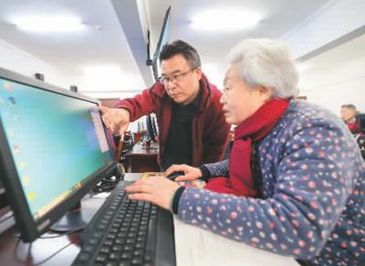  湖北省襄陽市老年大學課堂上，教師為學員講解如何使用聊天軟件。楊 東攝（人民視覺）