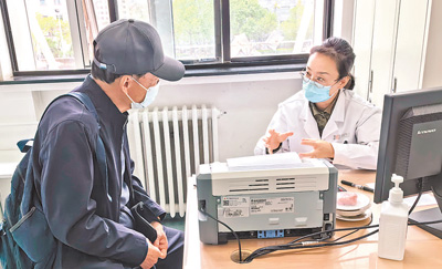 解放軍總醫院第四醫學中心營養科主任劉玲英（右）在接診。本報記者 申少鐵攝