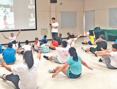 北京兒童醫院舉辦的減重夏令營，學員在指導老師的帶領下鍛煉。北京兒童醫院供圖