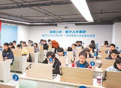 在浙江省杭州市，考生在參加人工智能訓練師職業考試。   受訪者供圖