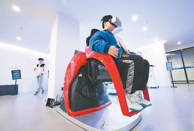3月21日，在位於福建省福州市長樂區數字教育小鎮的福州軟件職業技術學院，學生在體驗VR項目。   王旺旺攝（人民視覺）