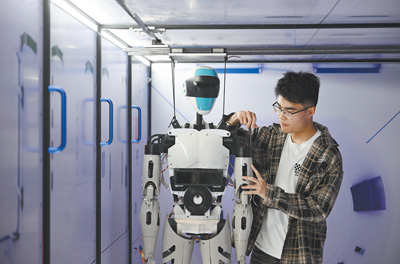 浙江湖州市南太湖新區的浙江大學湖州研究院實驗室內，科研人員對人形機器人進行調試。   黃洋洋攝（人民視覺）