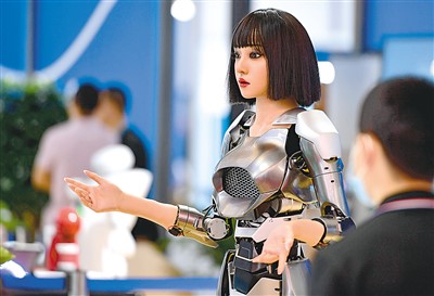 5月24日，在第七屆數字中國建設峰會現場體驗區，超仿生人形機器人“小柒”在向觀眾致意。新華社記者 魏培全攝