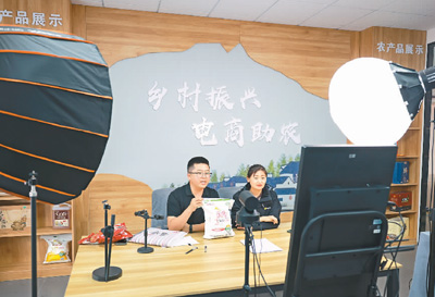 5月6日，在山東省東營市菜鳥網絡廣饒縣快遞集中配送中心，電商在進行直播帶貨，推介農產品。劉雲杰攝（人民圖片）