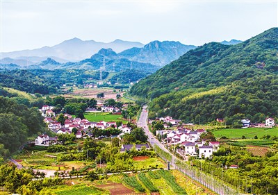 6月1日，安徽省蕪湖市孫村鎮中分村，錯落有致的民居與田野、道路、青山等相映成趣，構成一幅美麗的鄉村田園生態畫卷。肖本祥攝（人民圖片）