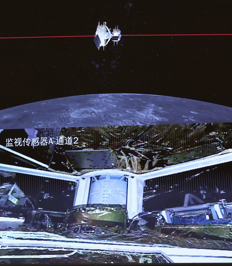 6月6日在北京航天飛行控制中心大屏幕上拍攝的嫦娥六號月球軌道交會對接與在軌樣品轉移動畫模擬畫面。