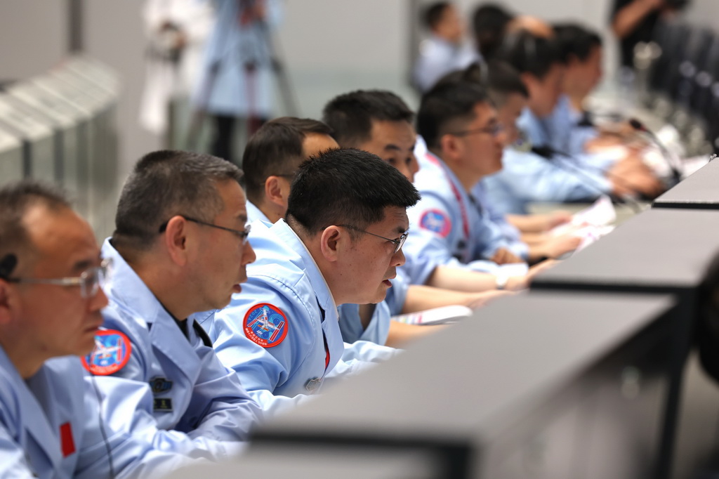 6月6日，在北京航天飛行控制中心，工作人員在監測嫦娥六號月球軌道交會對接與在軌樣品轉移進展。