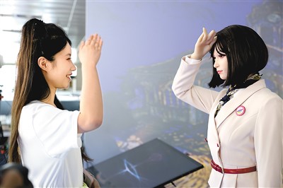 福建省福州市長樂區數字教育小鎮基地裡，市民與人工智能機器人互動。王旺旺攝（人民視覺）