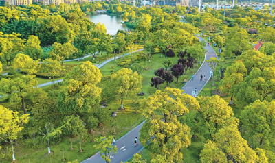 近年来，安徽省马鞍山市大力推进城市公园建设，拓展城市绿色公共空间，让大家能“推窗见绿”“出门赏景”。图为近日，马鞍山市东湖公园水清岸绿，绿意盎然，许多市民前来休闲健身。   陈 亮摄（人民视觉）