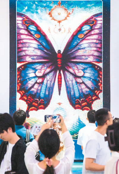 在上海市舉辦的世界人工智能大會上，觀眾在AI繪畫展示區駐足觀賞。胥昆德攝（人民視覺）