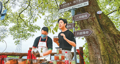 在重庆市綦江区赶水镇石房村，主播在进行直播带货，助农销售当地特产草蔸萝卜干。陈星宇摄（人民视觉）