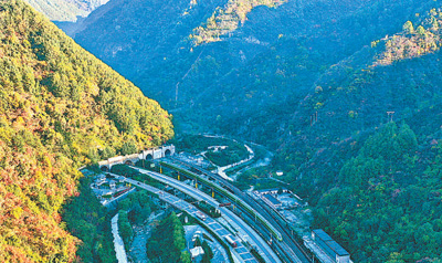 西康鐵路秦嶺隧道   1999年9月建成，是我國首次採用全斷面掘進機施工的鐵路隧道   陝西省商洛市，動車組列車駛出西康鐵路秦嶺隧道。   龔仕建 李德森攝影報道