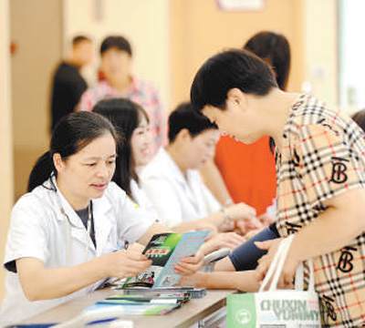 7月11日，在浙江省湖州市德清縣舞陽街道社區衛生服務中心，醫生為上柏村村民進行慢性病健康義診。   謝尚國攝（人民視覺）