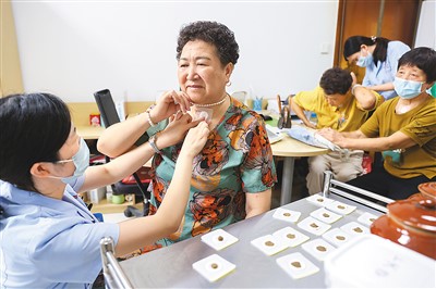 7月15日為入伏首日，浙江省湖州市德清縣洛舍鎮衛生院護士在給村民貼三伏貼。趙 寧攝（人民視覺）