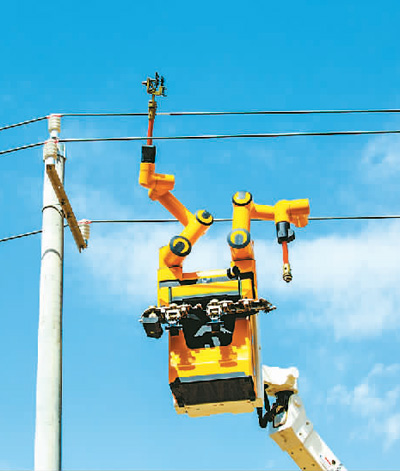 7月10日，甘肅省張掖市，國網甘肅張掖供電公司開展機器人帶電安裝驗電接地環作業。楊 瀟攝（人民圖片）