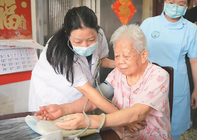 日前，廣東省廣州市荔灣區金花街社區衛生服務中心醫生上門為92歲的陳阿婆檢查身體。新華社記者 盧漢欣攝