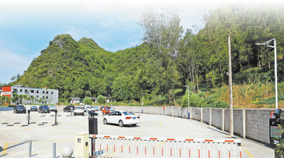 蔈草鎮首批充電樁安裝地之一——農貿市場停車場。 以上圖片均為管淑貴攝（人民視覺）