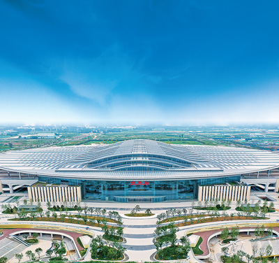 从空中俯瞰雄安站站房屋顶分布式光伏设施。   马千里摄
