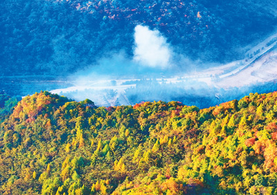 近日，位於遼寧省本溪市本溪滿族自治縣東營坊鄉南營坊村的老邊溝景區在晨霧中美不勝收。李堅強攝（人民視覺）