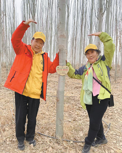 今年3月，李德仁（左）和朱宜萱在生態林合影。受訪者供圖