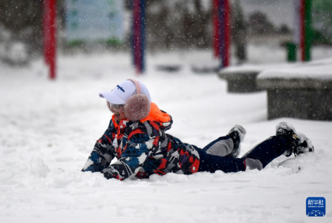 天津市水上公園，一名兒童在雪地上玩耍（圖片來源：新華社）