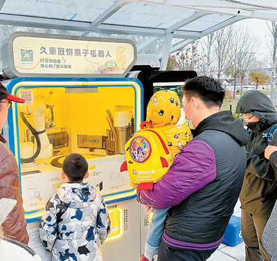 北京市海淀区京张铁路遗址公园内的“煎饼馃子机器人”。    受访者供图