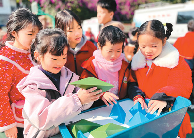 在东山乡中心小学，学生们正在操作科普大篷车带来的展品。