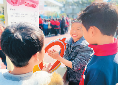 在东山乡中心小学，学生们正在体验科普大篷车带来的展品。