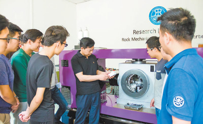 冯夏庭（中）在指导学生做实验。   以上照片均为东北大学深部金属矿山安全开采教育部重点实验室提供