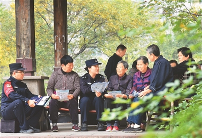 安徽省馬鞍山市當涂縣公安局年陡派出所民警向老年人開展防范養老詐騙宣傳，宣傳個人養老金相關知識，提升老年人群體防范意識。   衛學超攝（人民視覺）