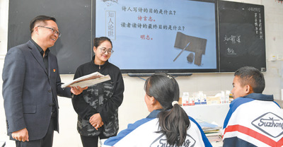 图为殷飞（左一）在为学生上课。   琼达卓嘎 旦增兰泽摄影报道