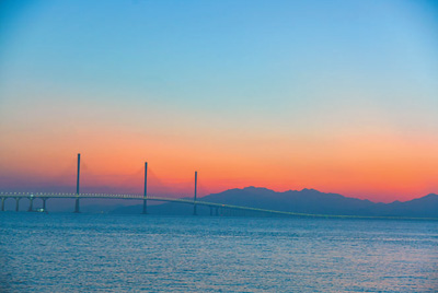   图为1月12日，夕阳下的黄茅海跨海通道。黄 展摄（影像中国）