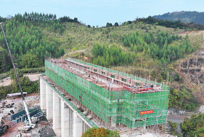 廣西壯族自治區柳州市融安縣泗維河水庫除險加固施工現場，工人們在進行作業。 譚克興攝（人民圖片）