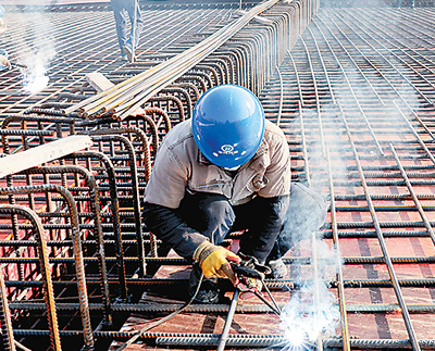 安徽省銅陵市義安區鐘倉二站擴建工程施工現場，工人正在緊張有序地施工。 梅建廣攝（人民圖片）