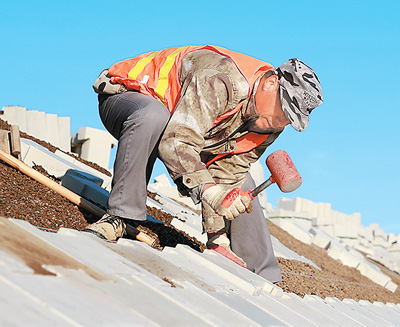 工人在河北省唐山市豐南區西葛鎮越支四村灌溉水渠護坡加固工地施工。 新華社記者 楊世堯攝