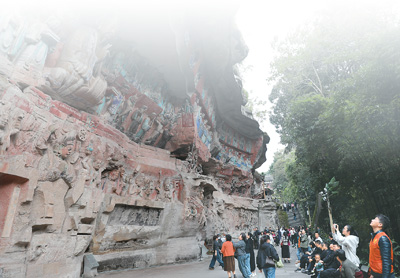 在大足石刻宝顶山景区，大批游客前来参观。   黄 舒摄（人民视觉）