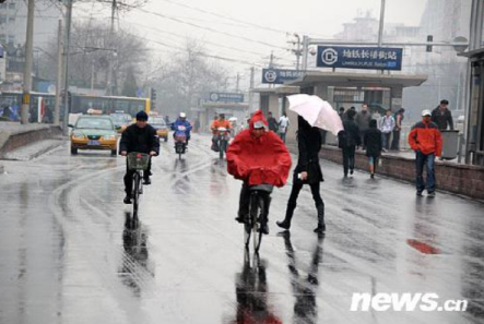 2009年2月，北京长椿街地铁站附近的雨中即景（图片来源：新华网）