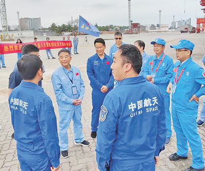 长征五号遥八运载火箭海运至文昌时，胡浩（左三）与运输队伍交流。祝寒友摄